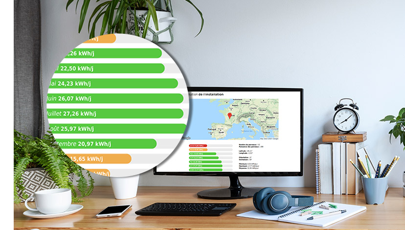 Image d'un ordinateur consultant notre page d'estimation de votre production solaire